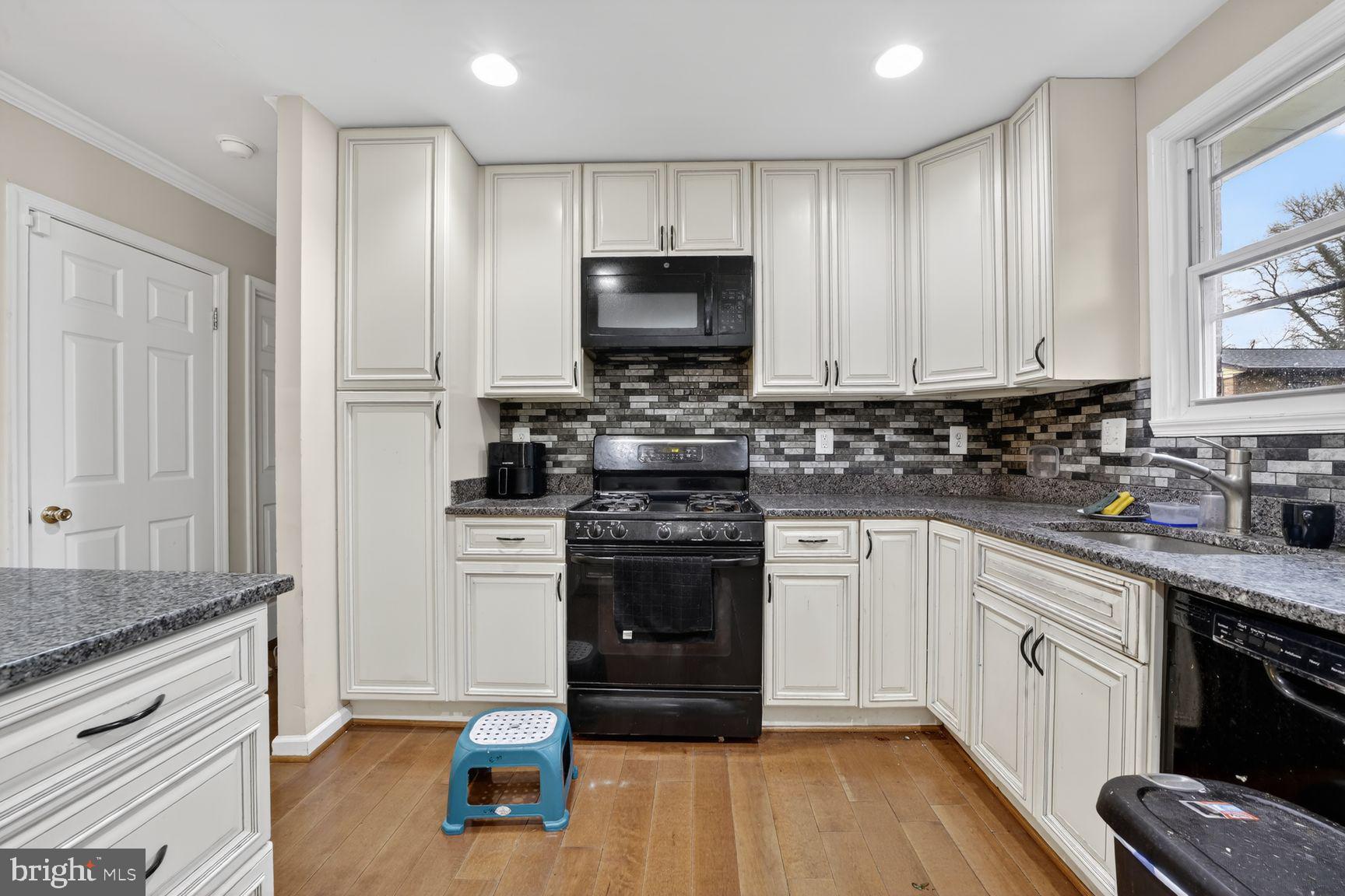 3809 WALNUT LANE