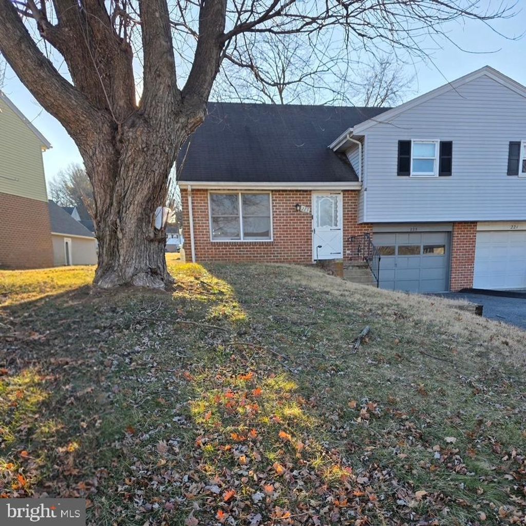 Photo of 223 Colonial Drive, AKRON, PA 17501 (MLS # PALA2081916)