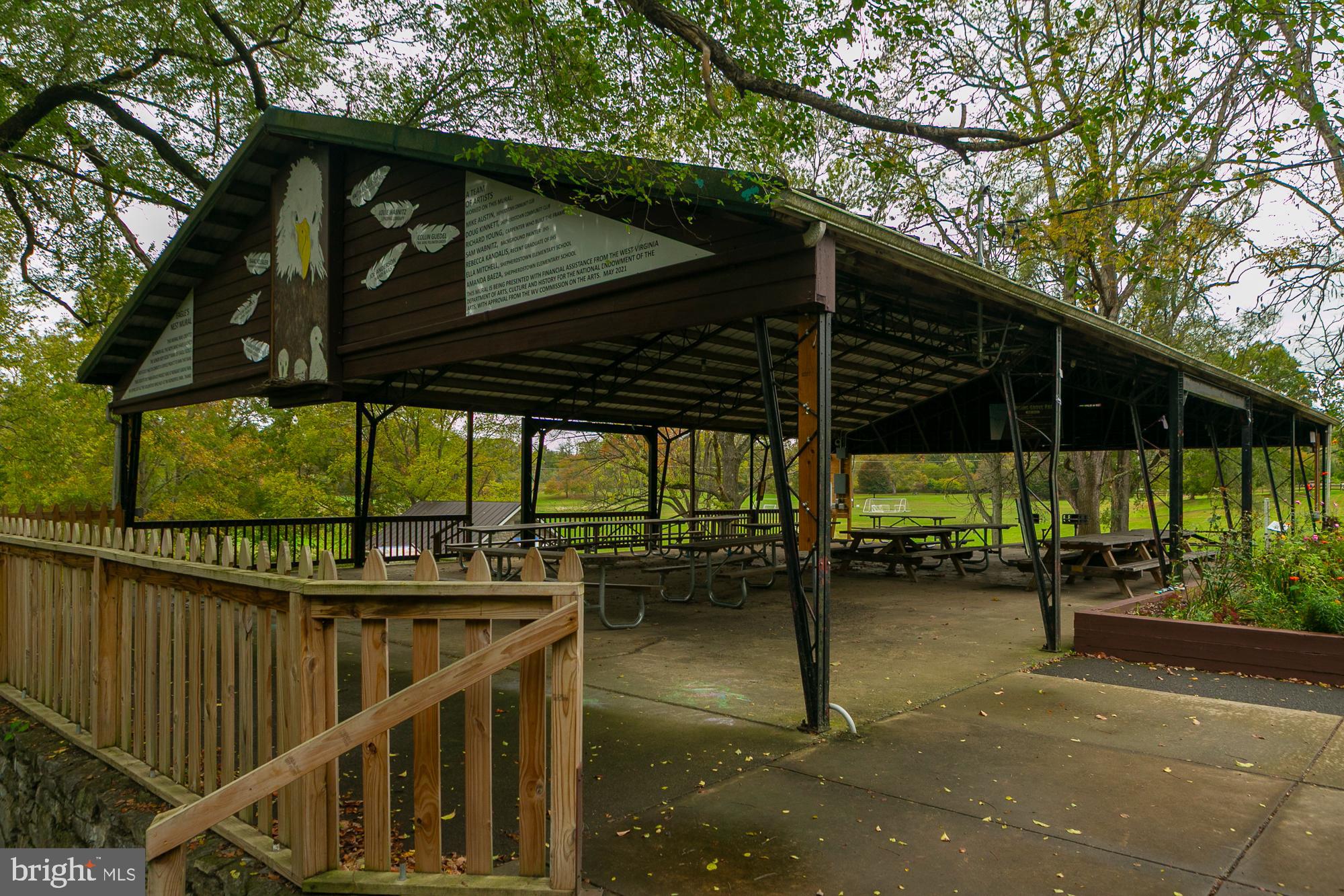 COLONIAL HILLS - Residential