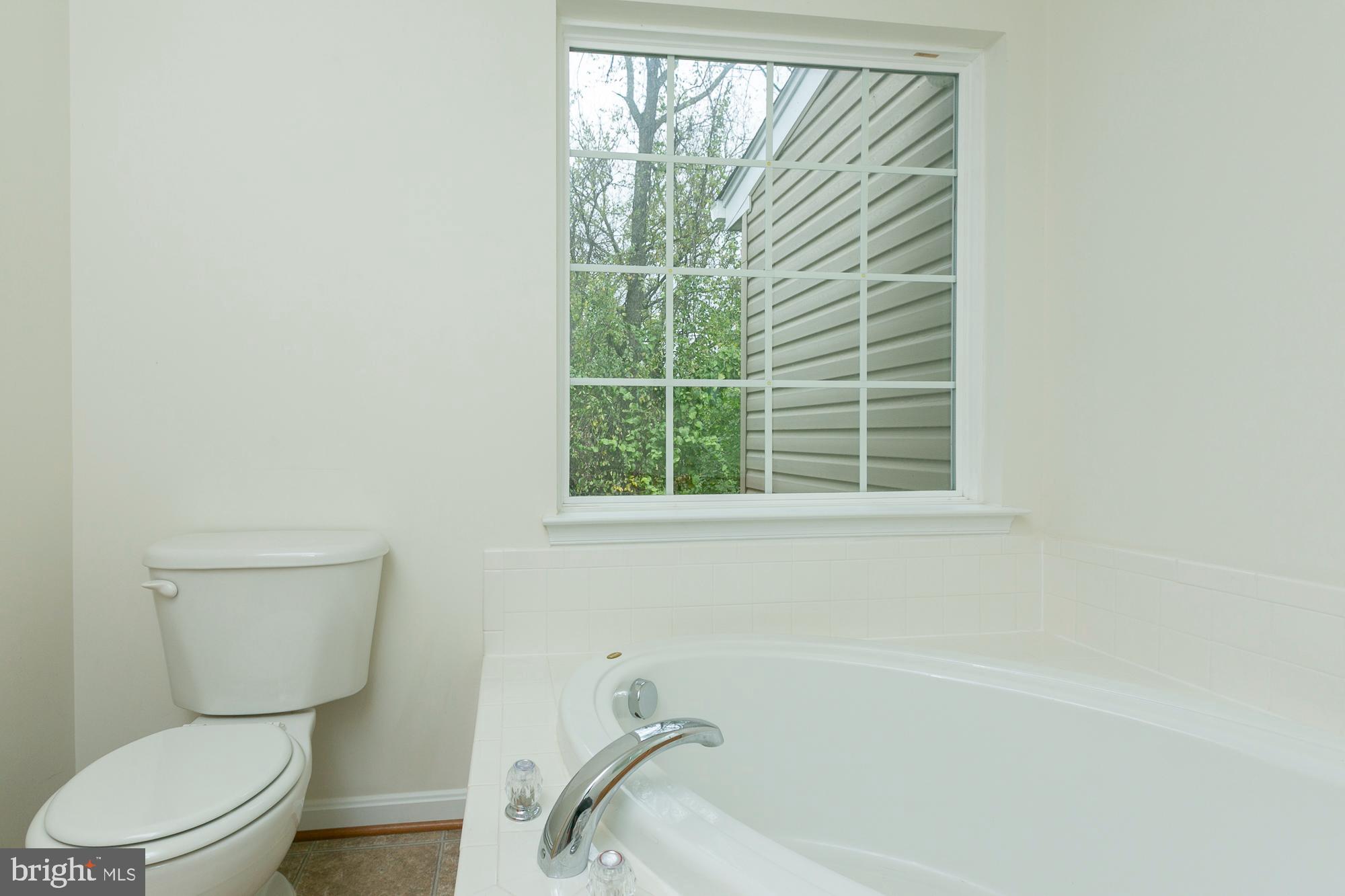 COLONIAL HILLS - Residential