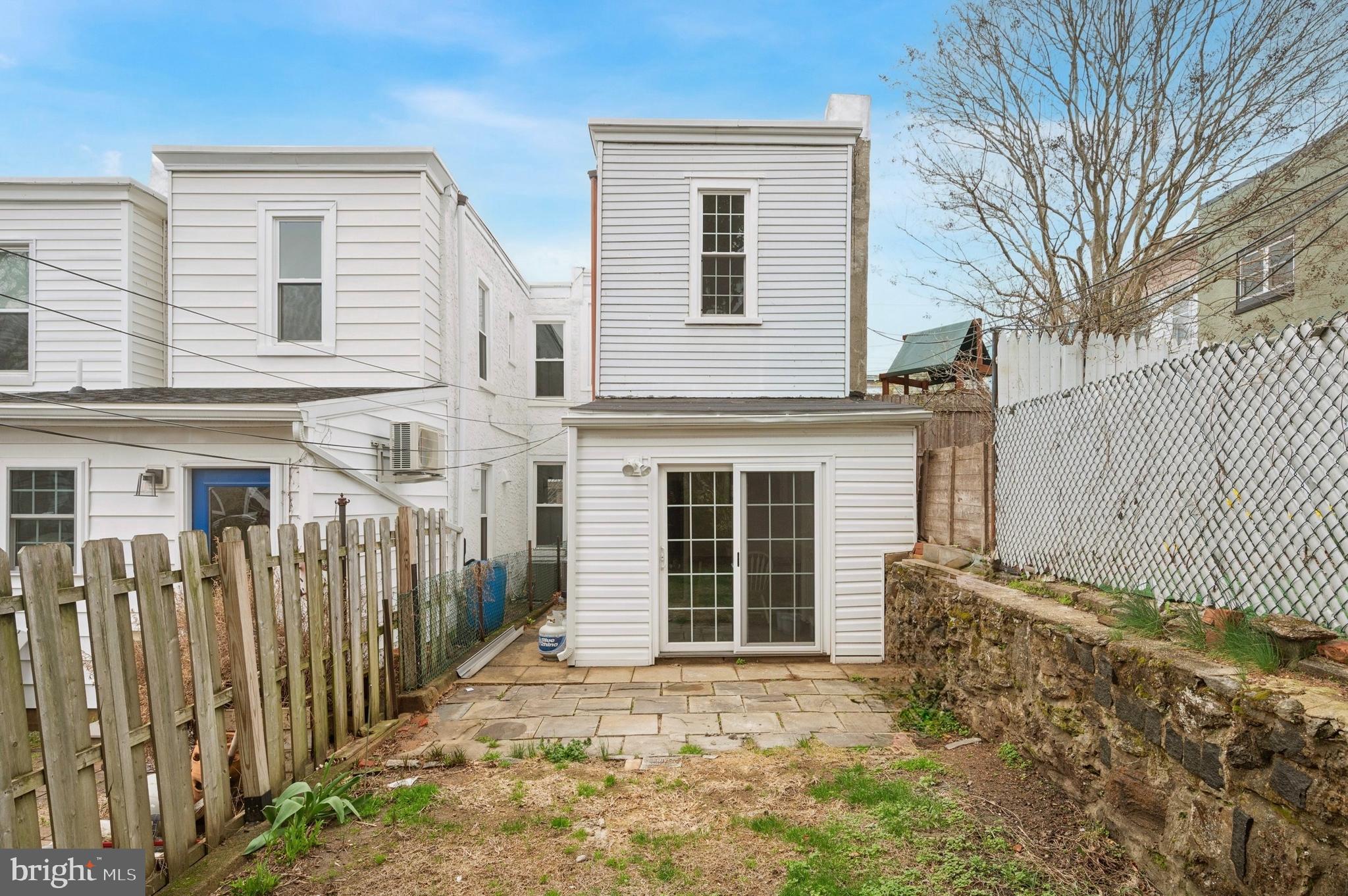 EAST FALLS - Residential Lease