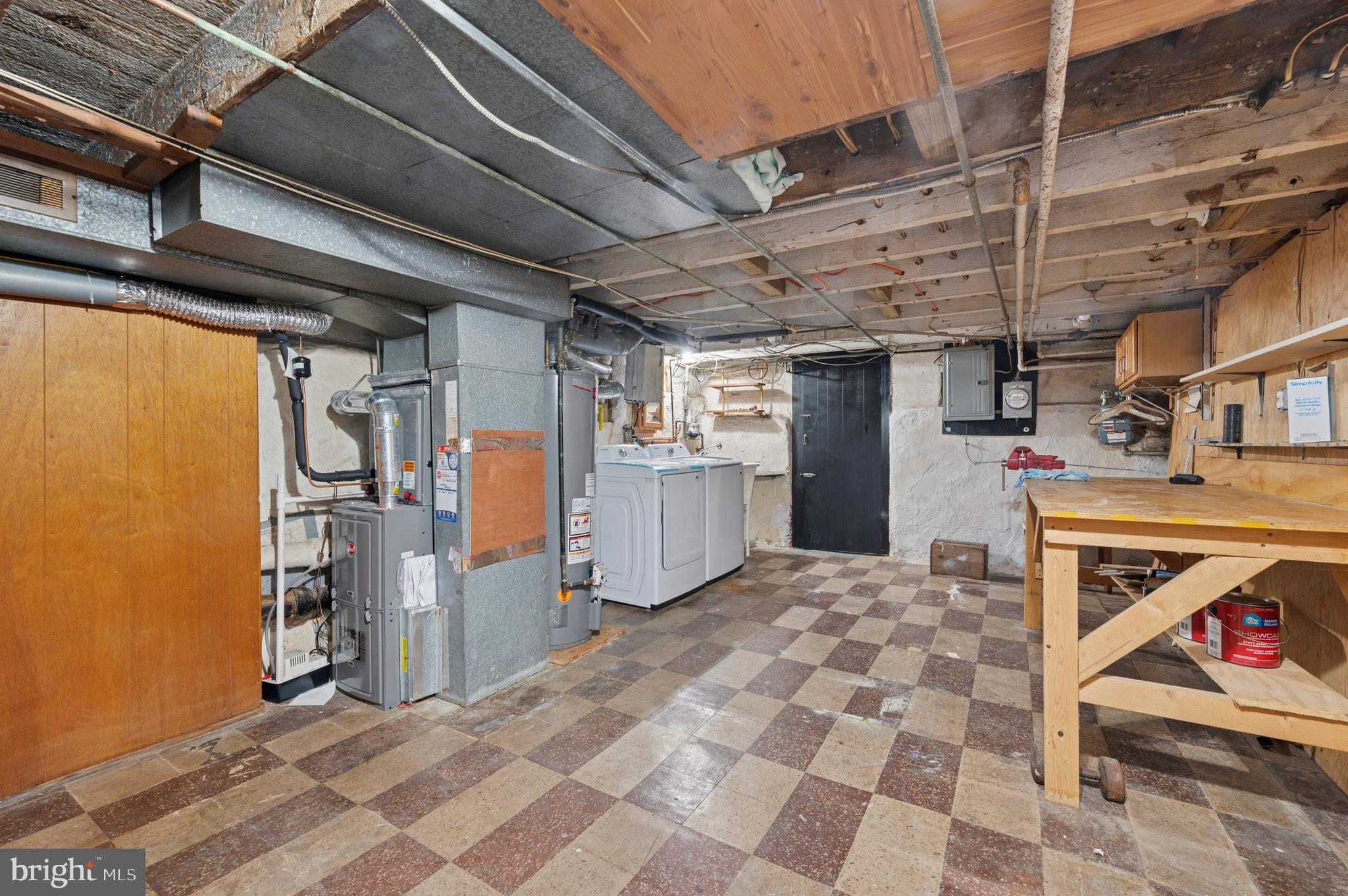 EAST FALLS - Residential Lease