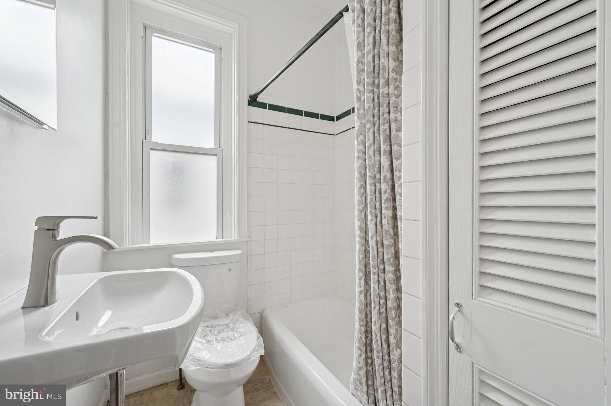 EAST FALLS - Residential Lease