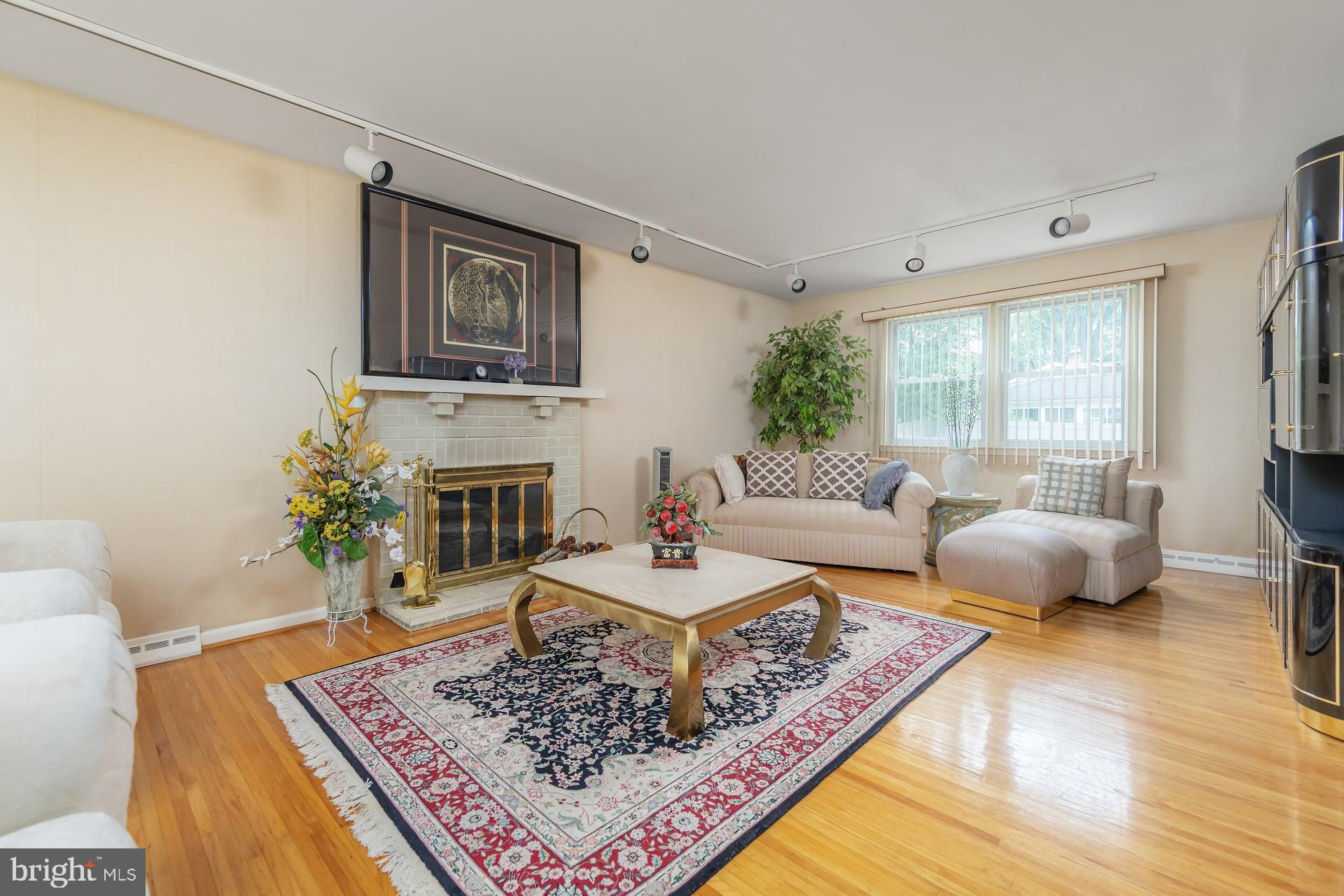 421 NARRAGANSETT DRIVE
