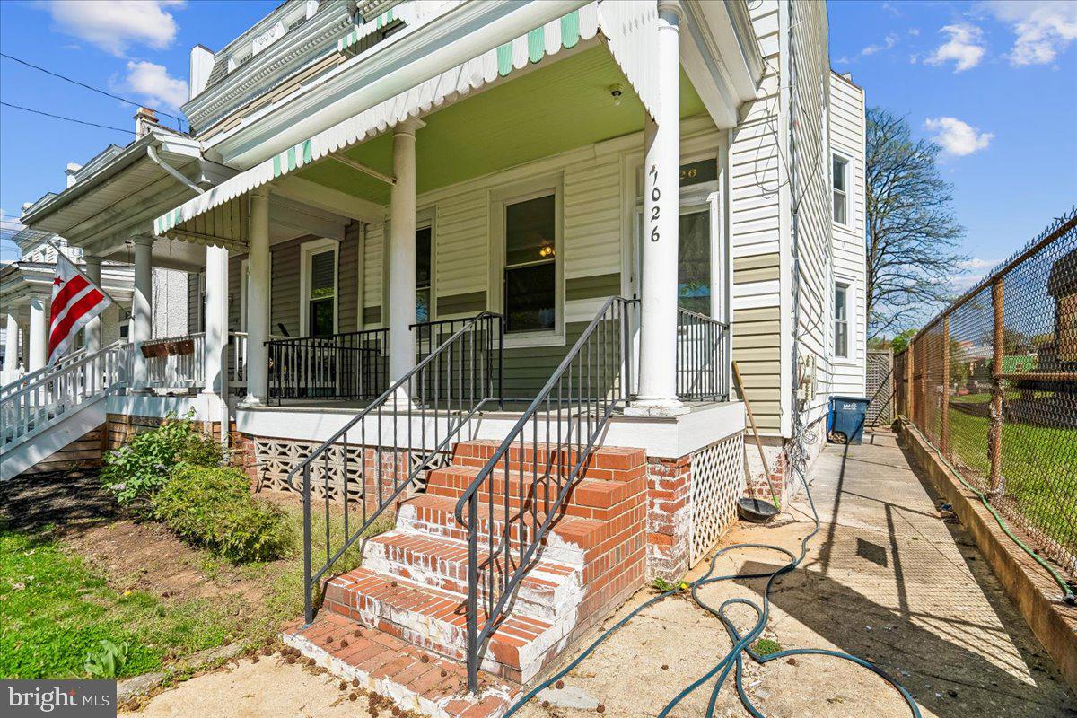 1026 IRVING STREET NE