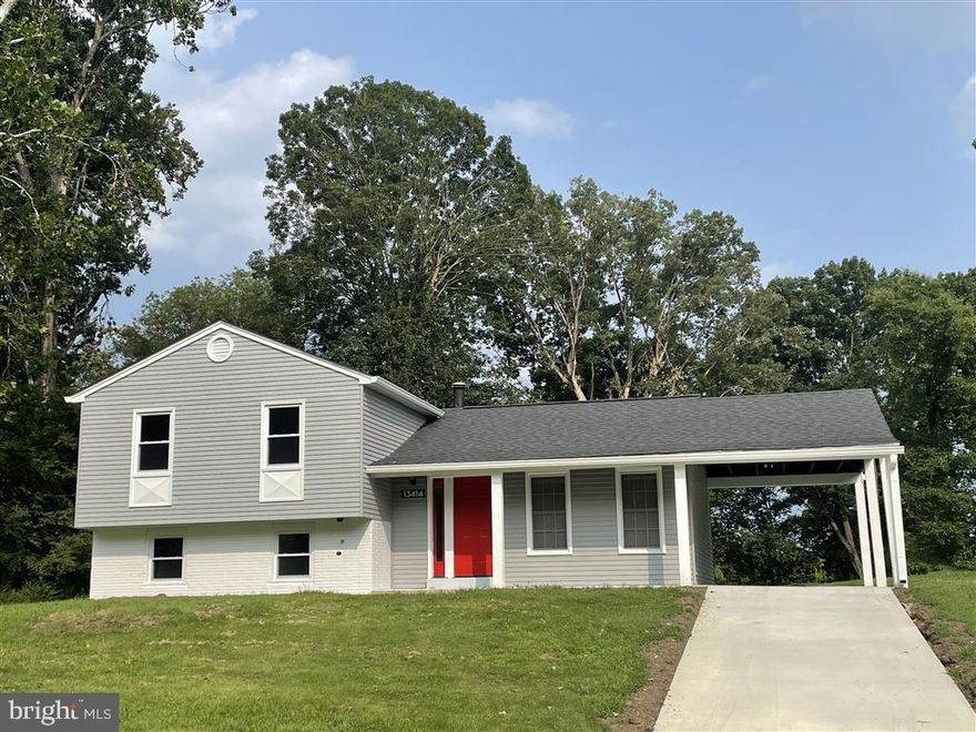 Recently updated single family home on a quiet street in Fort Washington Estates; 4 bedrooms and 2.5 bathrooms; hardwood/tile flooring throughout; new kitchen and appliances, tons of natural sunlight; huge backyard with wintertime water view, attached carport with driveway; moments from the marina. Minimum credit score 650, no evictions or judgements/filings. No smoking. No pets.