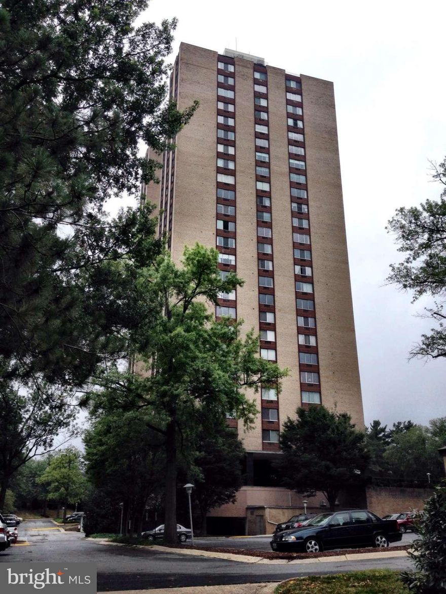 Steps away from Downtown Crown and Rio! Restaurants, shopping, movies, gyms and more are right outside your door. Enjoy beautiful views from the 19th floor with lots of natural light. Building has controlled access and features a pool, sun deck, penthouse lounge and unlimited free parking. ALL UTILITIES included in rent. Close to 370, 270 and Shady Grove Hospital.