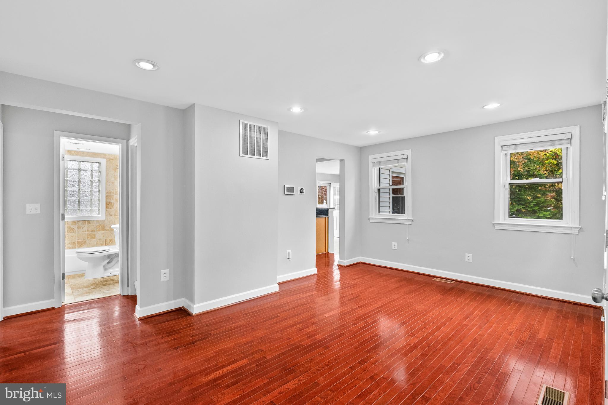 CASTLE MANOR - Residential