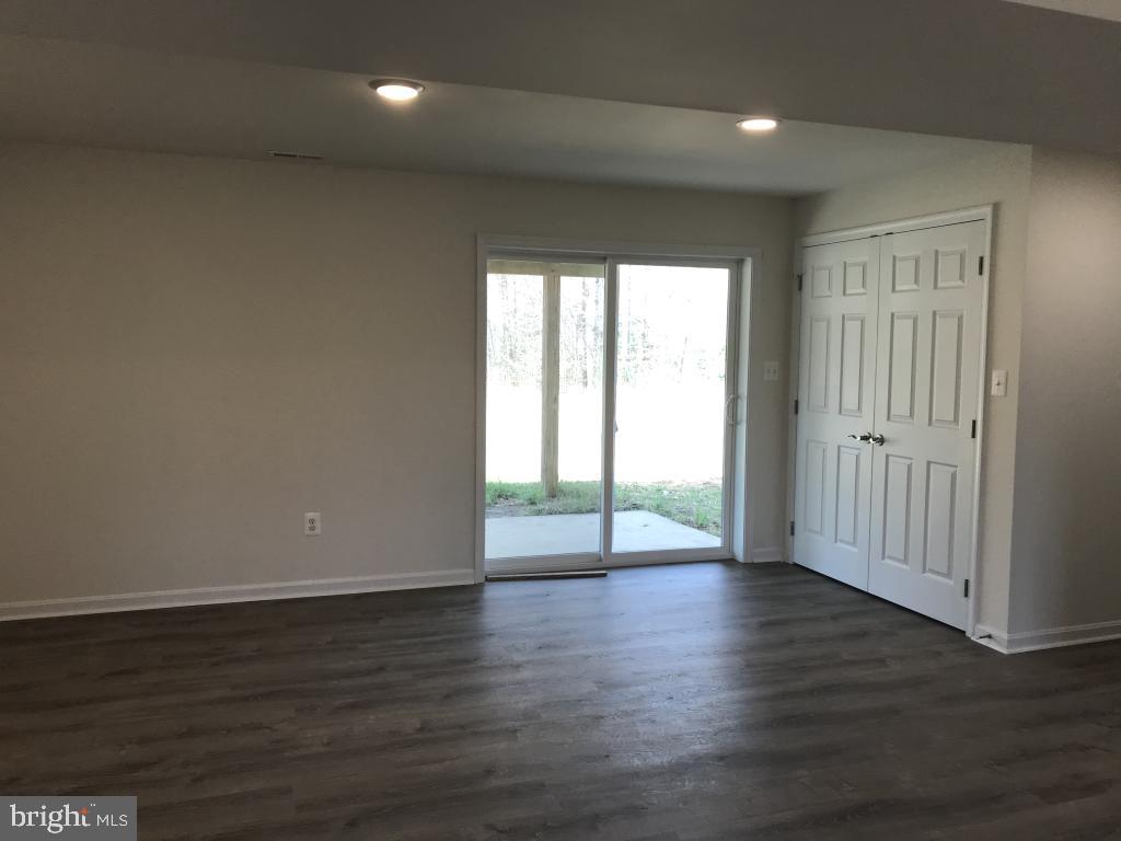 COUNTRY LAKES - Residential