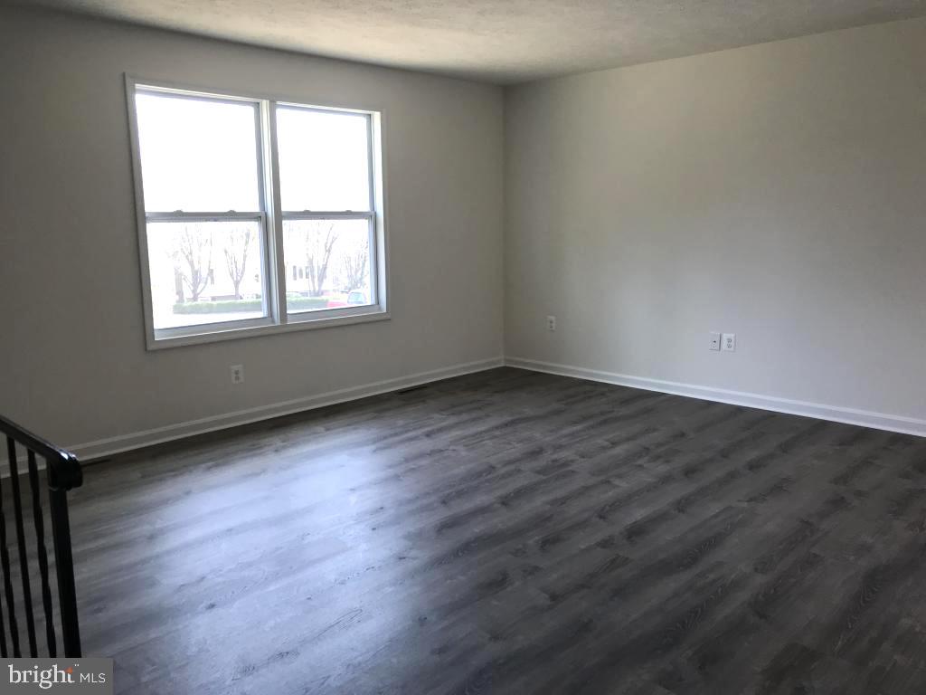 COUNTRY LAKES - Residential