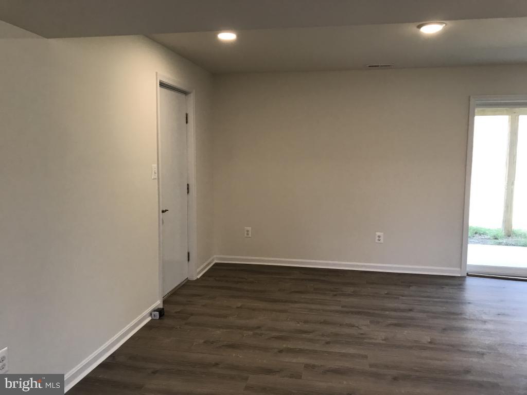 COUNTRY LAKES - Residential