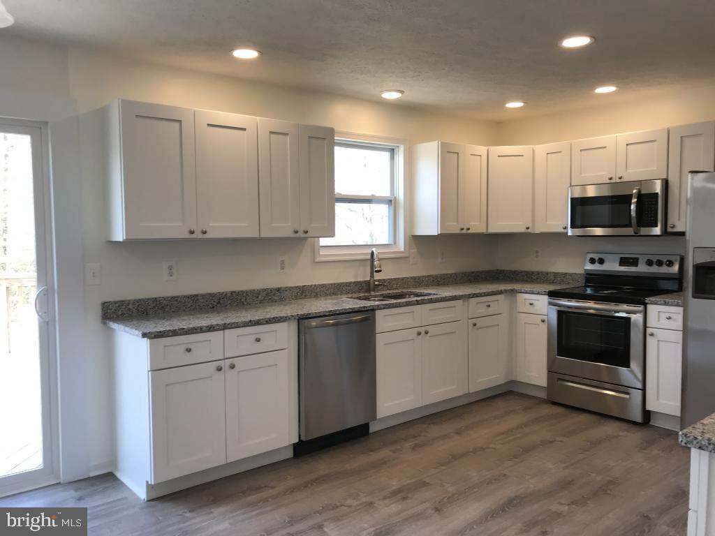 COUNTRY LAKES - Residential