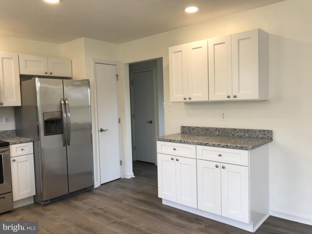 COUNTRY LAKES - Residential