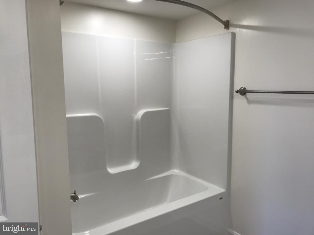 COUNTRY LAKES - Residential