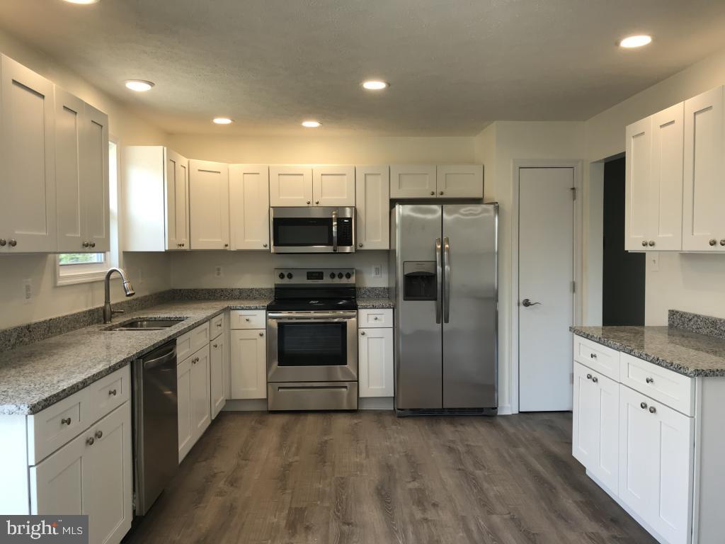 COUNTRY LAKES - Residential