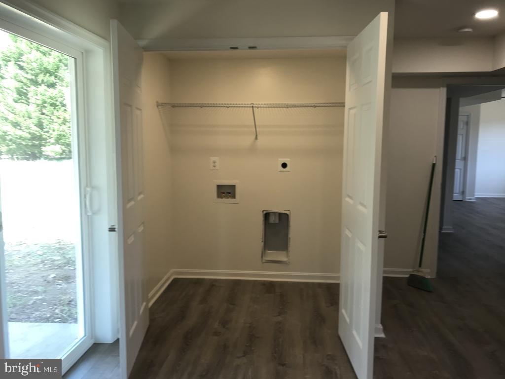 COUNTRY LAKES - Residential