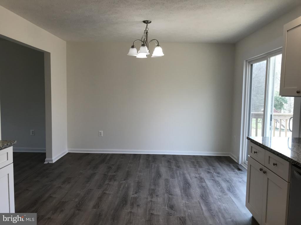 COUNTRY LAKES - Residential