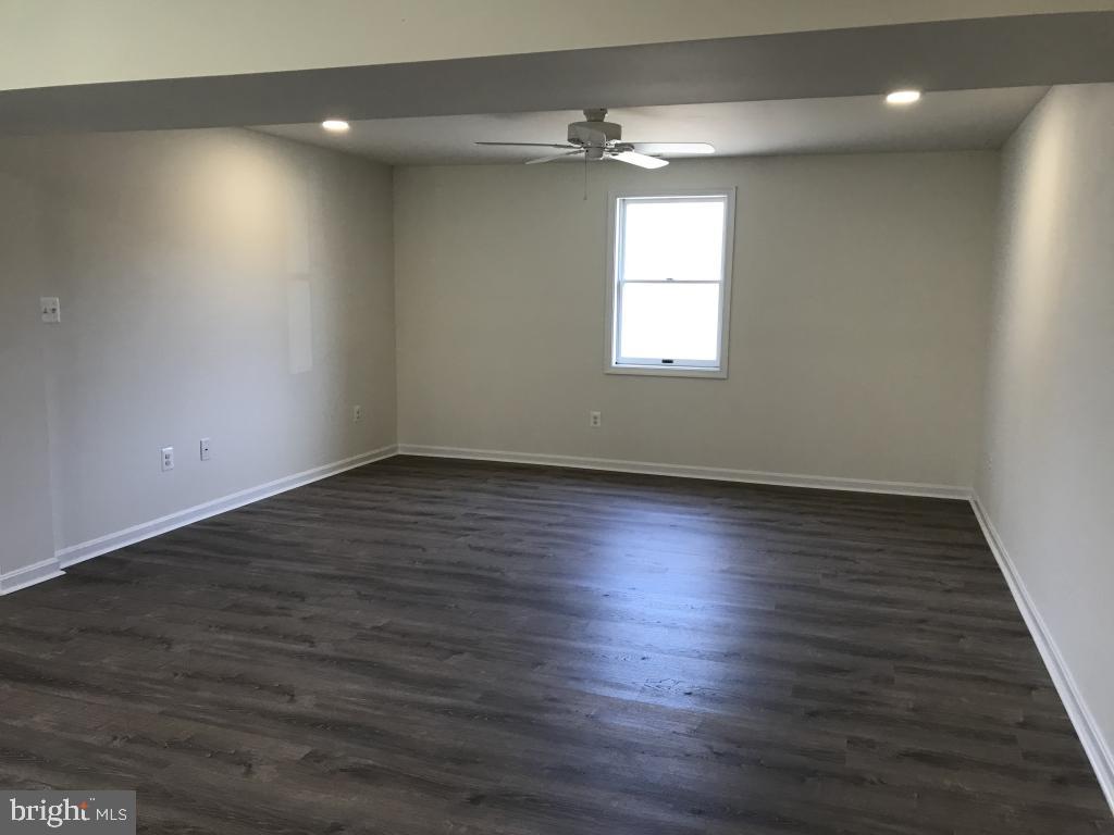 COUNTRY LAKES - Residential