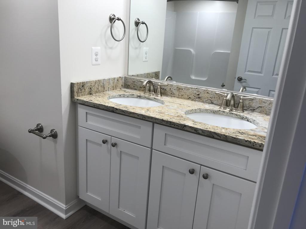 COUNTRY LAKES - Residential