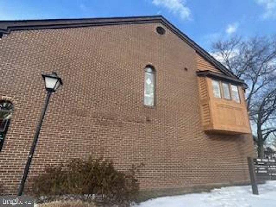 Second floor corner office with open design for sale. It has a kitchenette area and one restroom. The open design is great for collaborative work. Nice location, right near Old Town Herndon.