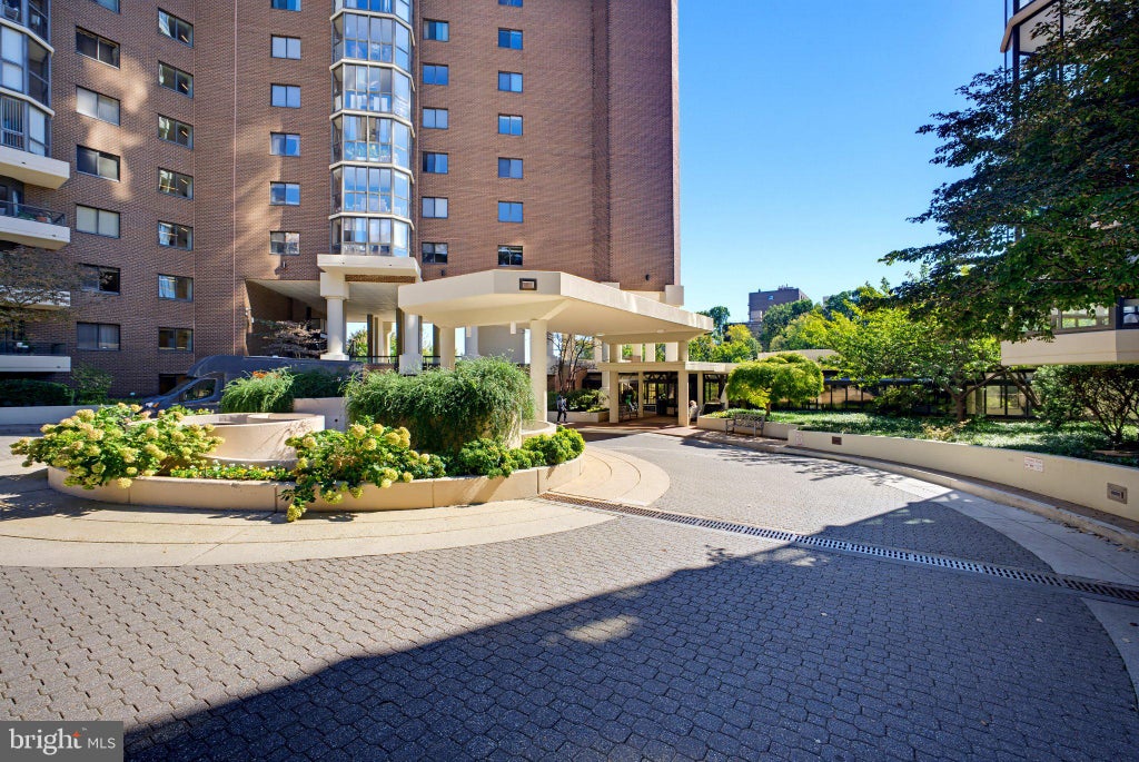 Photo of 1600 N Oak Street N #301, ARLINGTON, VA 22209 (MLS # VAAR2081328)
