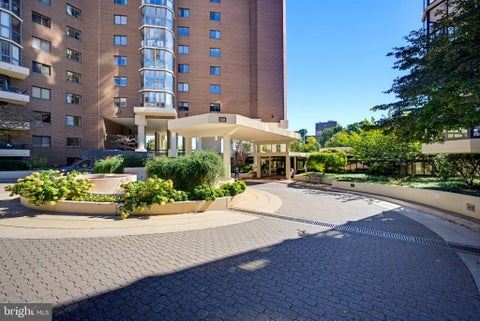 Photo of 1600 N Oak Street N #301, ARLINGTON, VA 22209 (MLS # VAAR2081328)