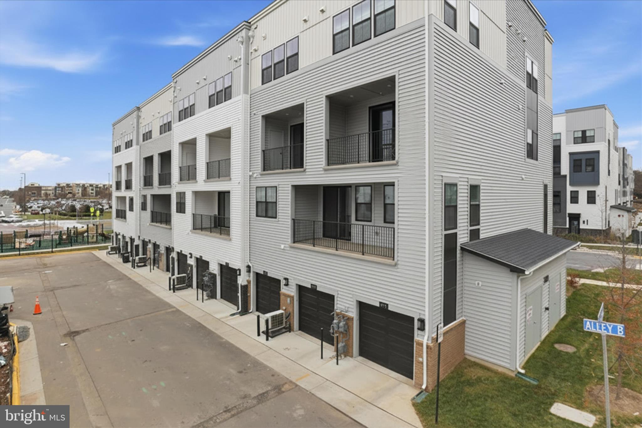 COMMONWEALTH PLACE AT WESTFIELDS - Residential Lease