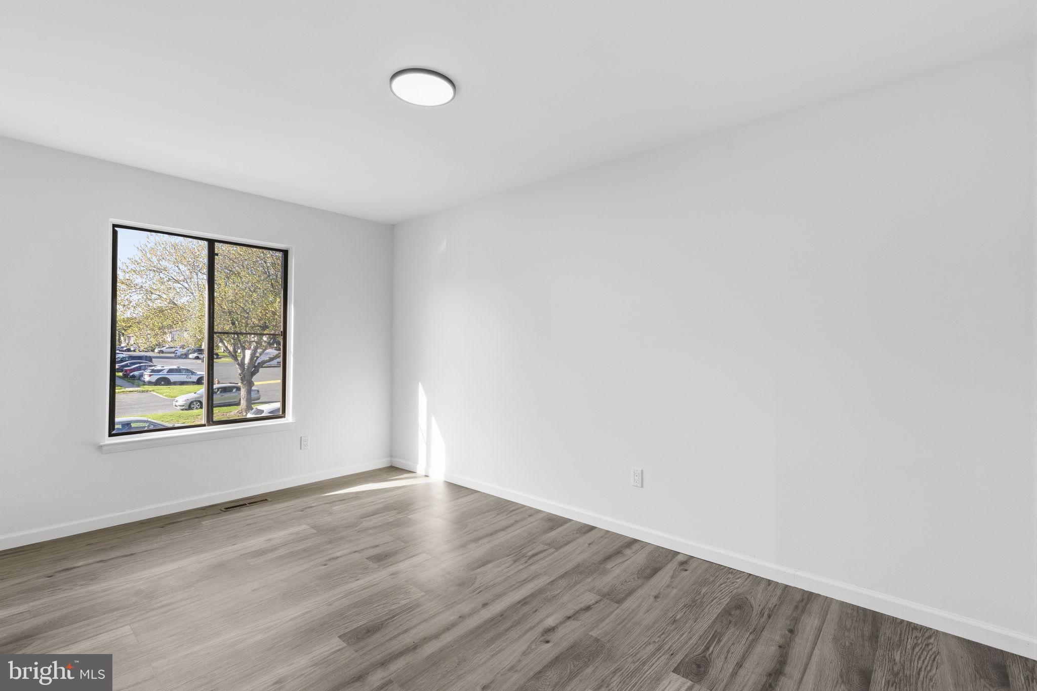 SEVEN COURTS - Residential