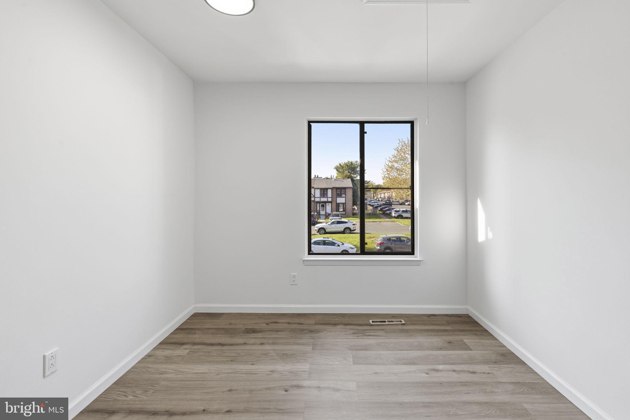 SEVEN COURTS - Residential