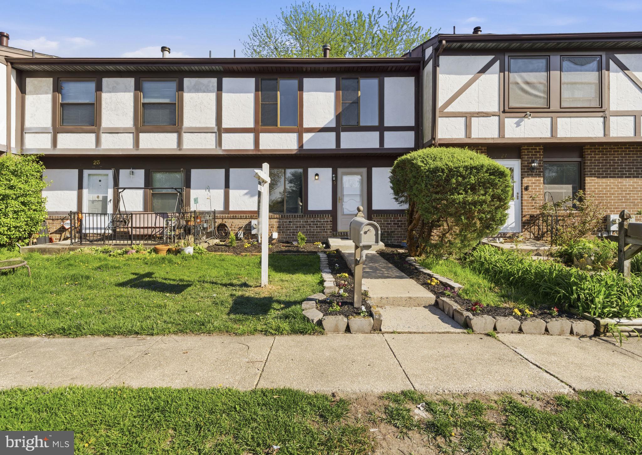 SEVEN COURTS - Residential