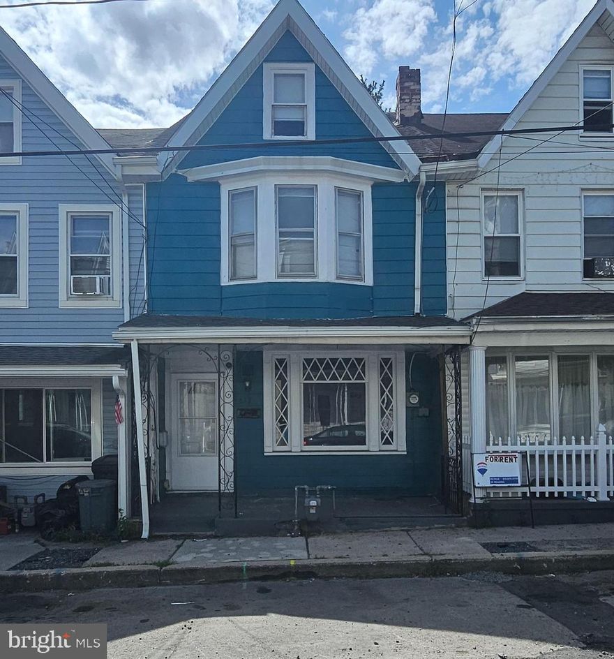 Go and show a property in berry good condition for investment or for a primary resident, in a quiet neighborhood.