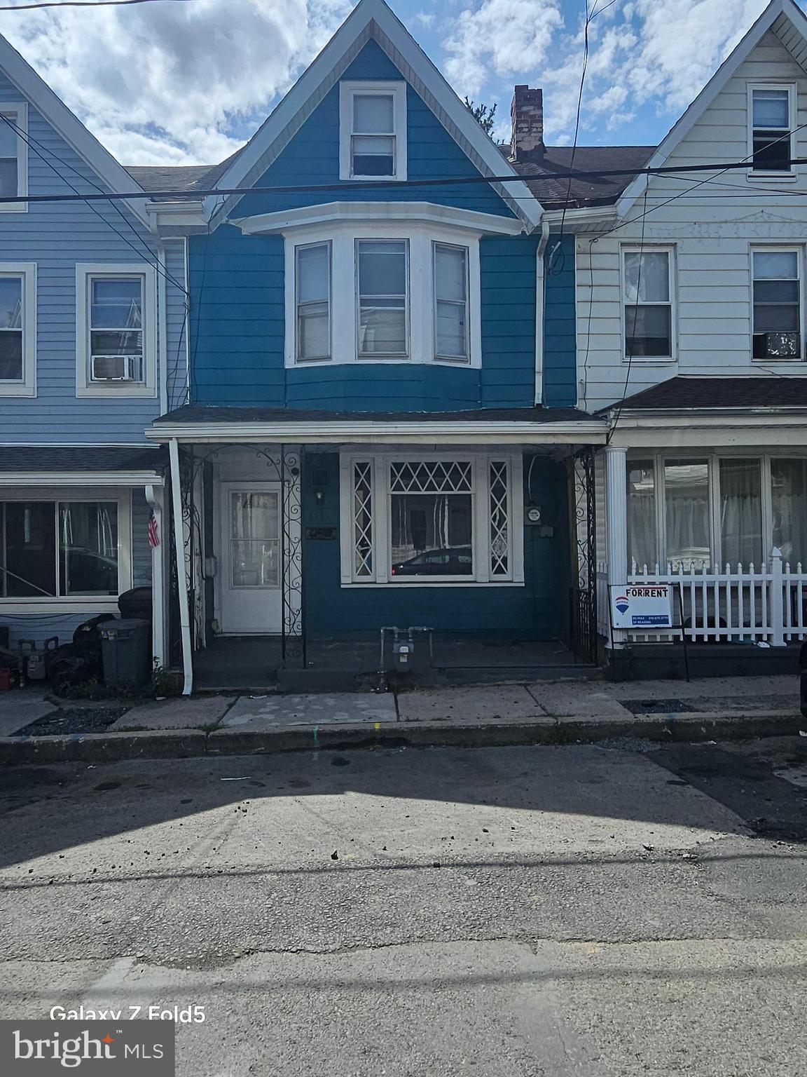 Go and show a property in berry good condition for investment or for a primary resident, in a quiet neighborhood.