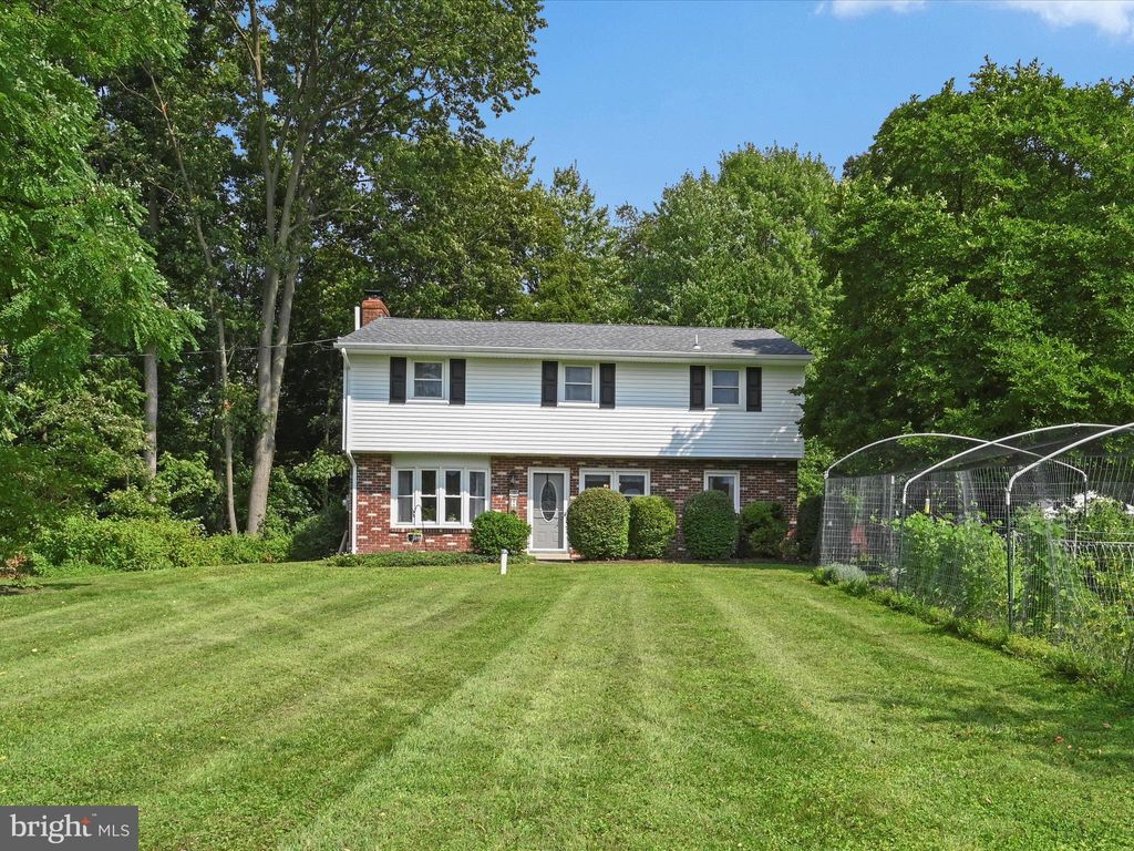 Photo of 427 ABERDEEN RD, ELIZABETHTOWN, PA 17022 (MLS # PALA2039428)