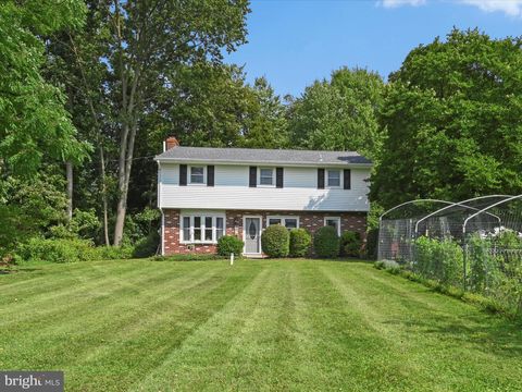 Photo of 427 ABERDEEN RD, ELIZABETHTOWN, PA 17022 (MLS # PALA2039428)