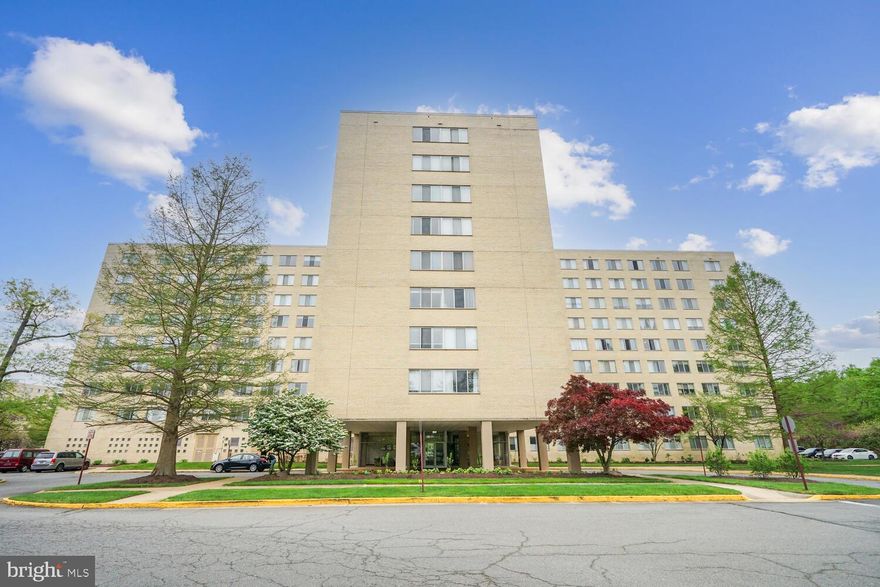 Recently renovated in the heart of MT. Vernon, surrounded by parks & trails, steps to the River, and yet just minutes to shopping, dining, and everything else Old Town has to offer! Light maple flooring line the living space, welcoming you into this 7th floor unit with plenty of natural light. Open modern floorplan. Galley kitchen with white cabinetry, quartz counter tops, and stainless steel appliances with gas cooking. Large bedroom with enough space for a home office nook, walk-in closet with Elfa custom organization. The building has a fitness center and laundry room, plus the community offers an outdoor pool, tennis courts, basketball courts, and a volleyball field.