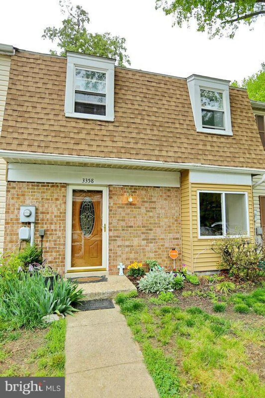 Perfect town home in Waldorf, convenient location, just minutes to Shopping mall & restaurants. All new windows, new carpet & fresh paint. Large living room and dining room combo. New fence put in 2015. Fully fenced in yard, great entertaining. Spacious master bedroom. One year home warranty for buyer