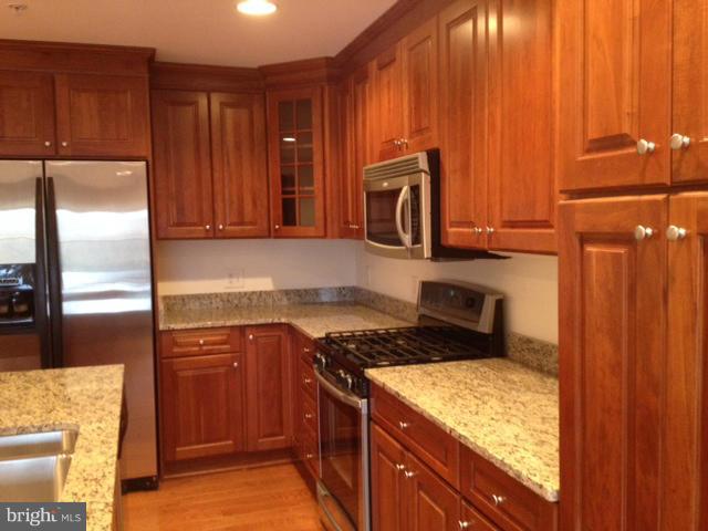 ROUNDWOOD RIDGE - Residential Lease