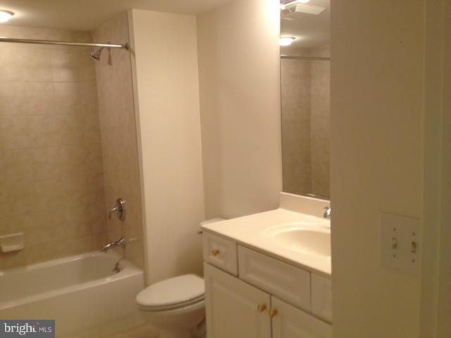 ROUNDWOOD RIDGE - Residential Lease