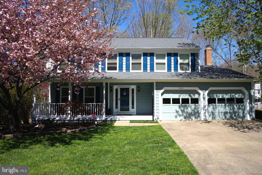 Just 2 MIN to Residents Only Back Gate! Immaculate Home w/ Feats Incl: Renod Gourmet Kit w/ S/S Appls, 42" Glazed Cabs w/ P/O Shelves, Cntr Isld, Spice Drawer, Glass Doors++ *Exotic Granite *HW's T/O ML *RENO'D MBA w/ Soaking Tub, Sep Shower w/ Frameless Glass Door,  Dual Vanities & Wtrcloset *Coffered Clng *Vinyl, Dbl Pn Windows *Roof w/ Arch Shingles *Wide Covered Frnt Prch *Lvl Frnt Yrd & D/W!