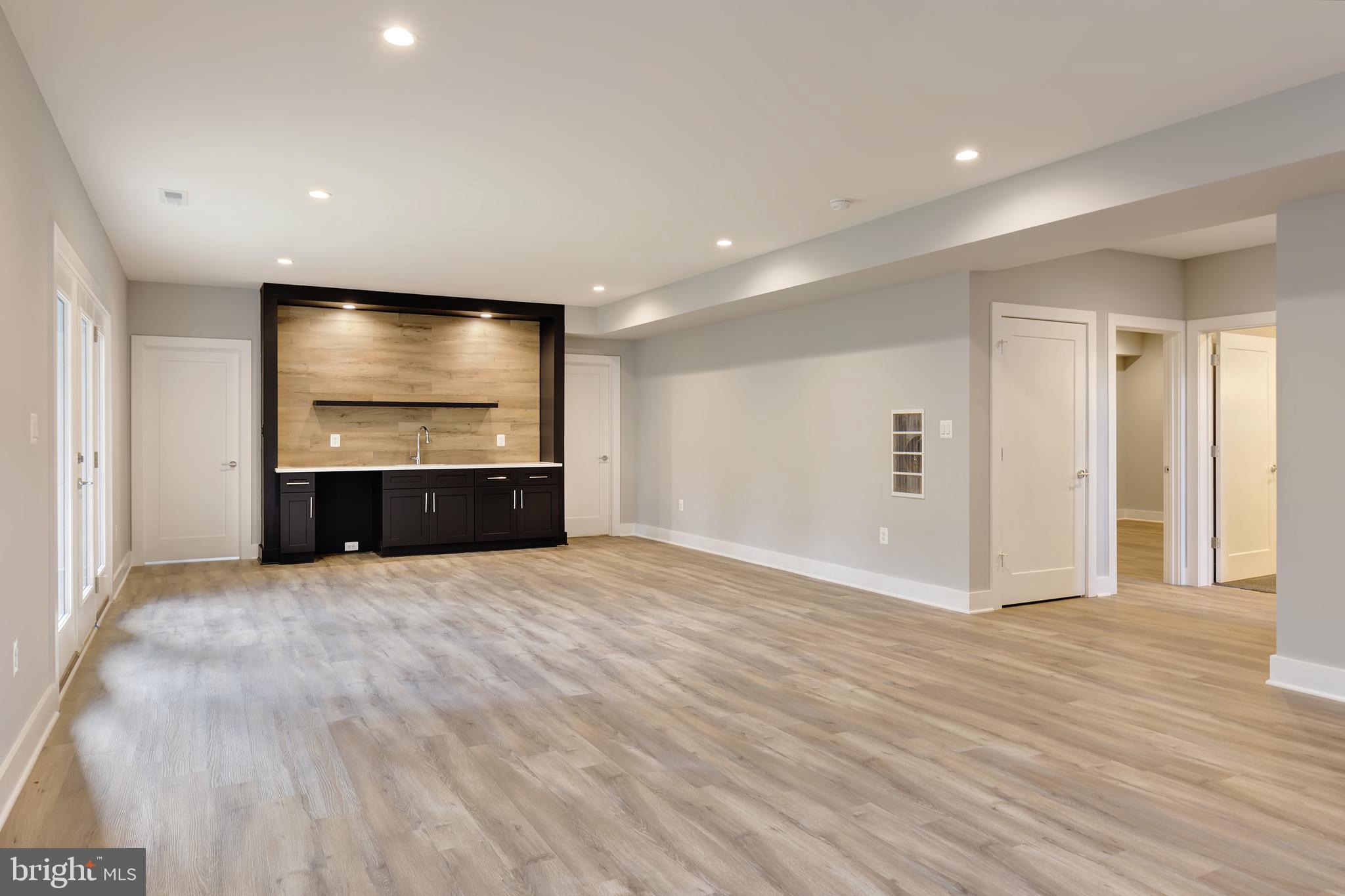 VIENNA WOODS - Residential