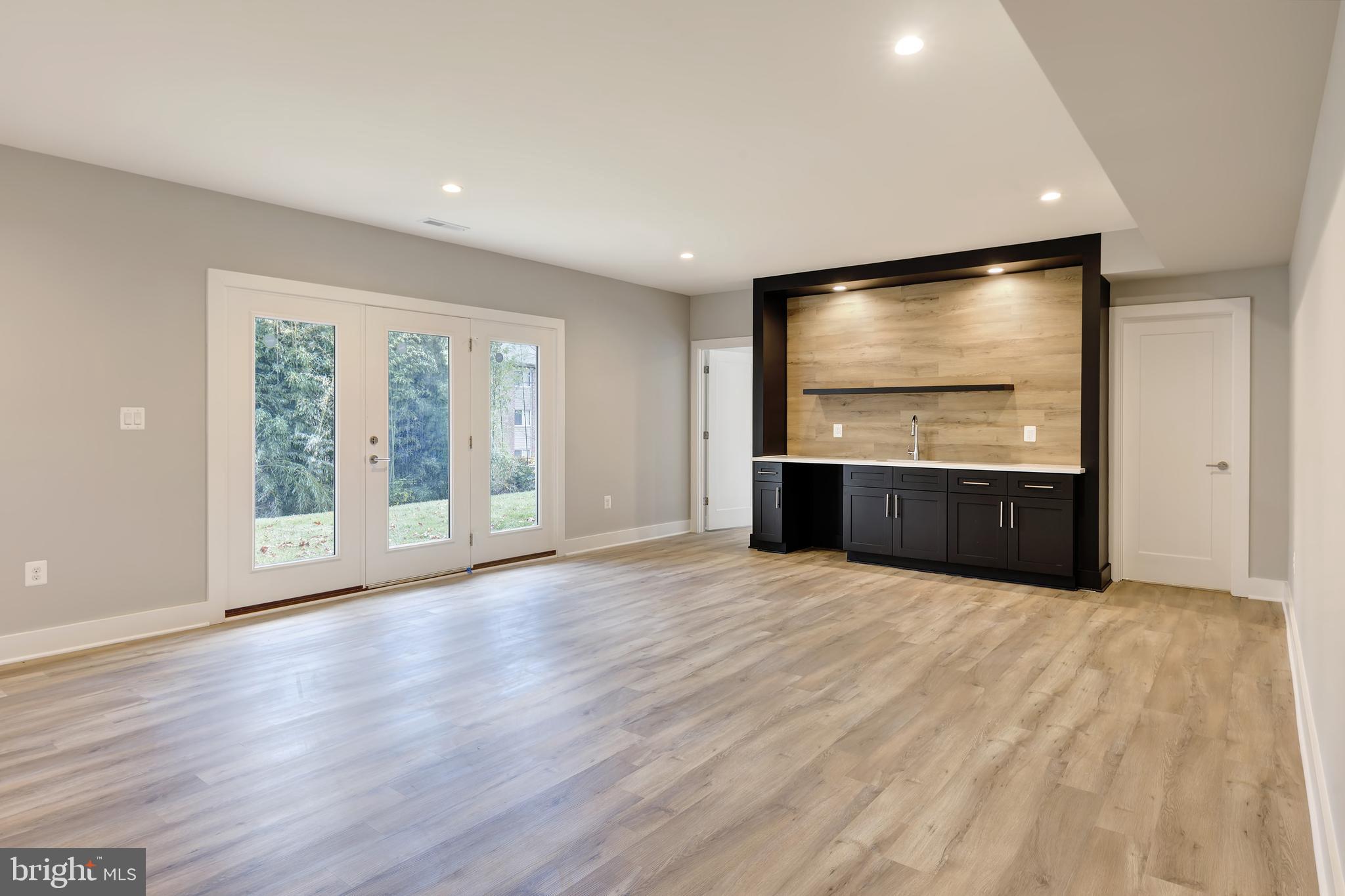 VIENNA WOODS - Residential