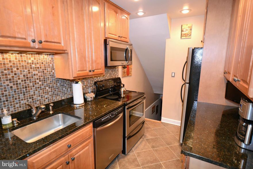 "STUNNING TURN-KEY CLARENDON MODEL" QUALITY LUXURY RENOVATIONS. GOURMET KITCHEN w/ CUSTOM 42' CBTS, GRANITE COUNTERS, HIGH-END STAINLESS STEEL APPLIANCES, CERAMIC TILE FLR & MODERN BACKSPLASH. HIGH-EFFICIENCY WINDOWS/HVAC. GLEAMING HARDWOOD FLOORS. LARGE REC ROOM w/ RECESSED LIGHTING & PLUSH FLOORING. RARE CUSTOM CLOSETS IN THE DEN w/ STORAGE GALORE. LARGE PRIVATE PATIO BACKING TO ALL GREEN SPACE!