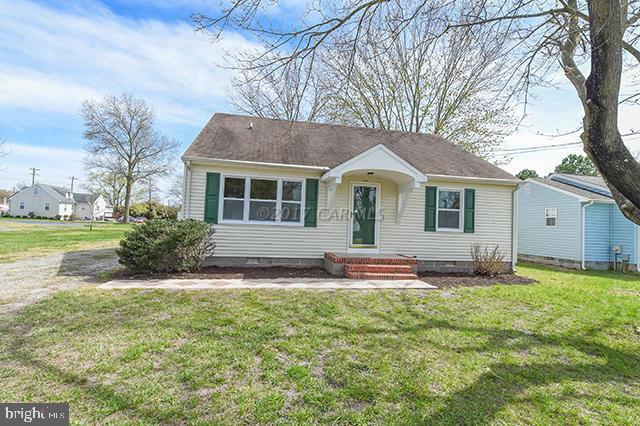 Completely renovated 4/2 bath home with brand new HVAC, windows, refinished original hardwood flooring, granite counter tops, new stainless appliances and so much more! HUGE upstairs master suite, spacious bedrooms and large backyard. This home is turnkey and priced to sell!
