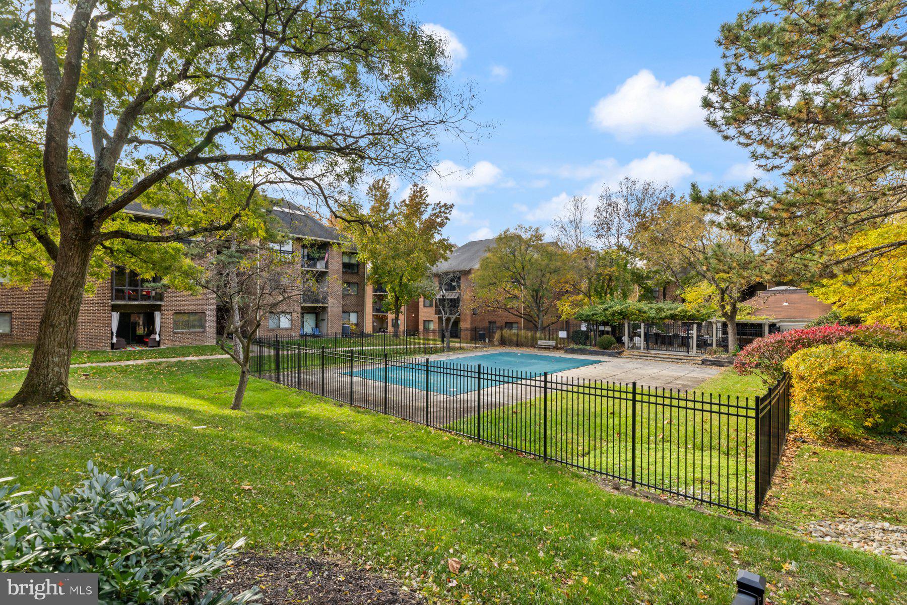 NORTH GREEN CONDOMINIUMS - Residential