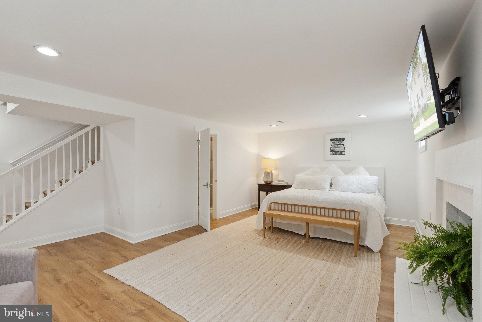 COUNTRY CLUB MANOR - Residential