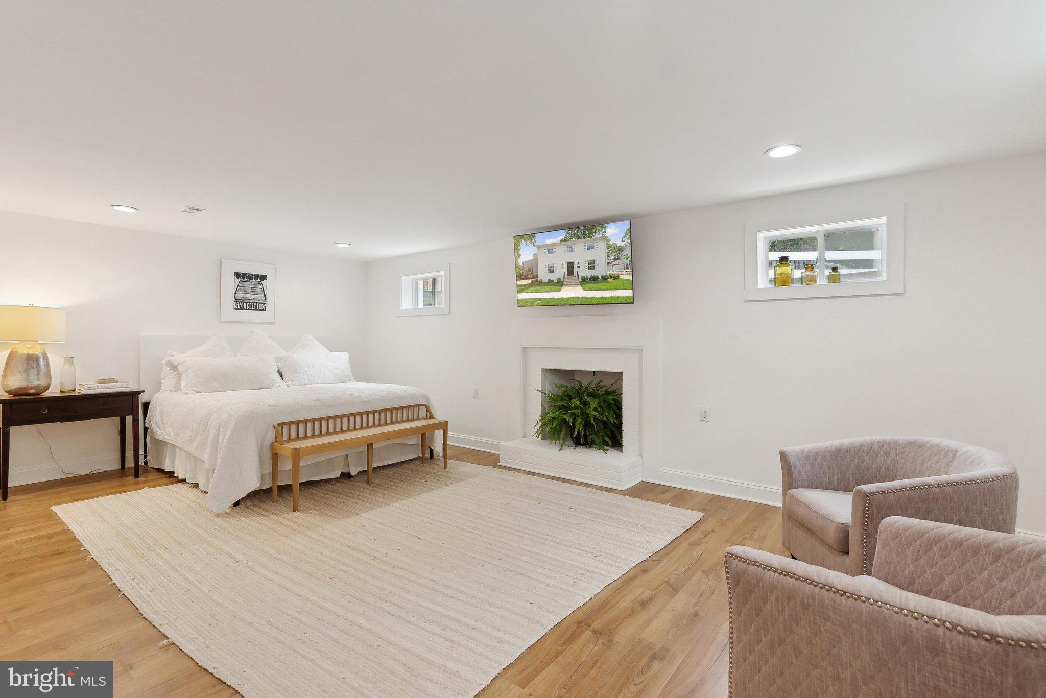 COUNTRY CLUB MANOR - Residential