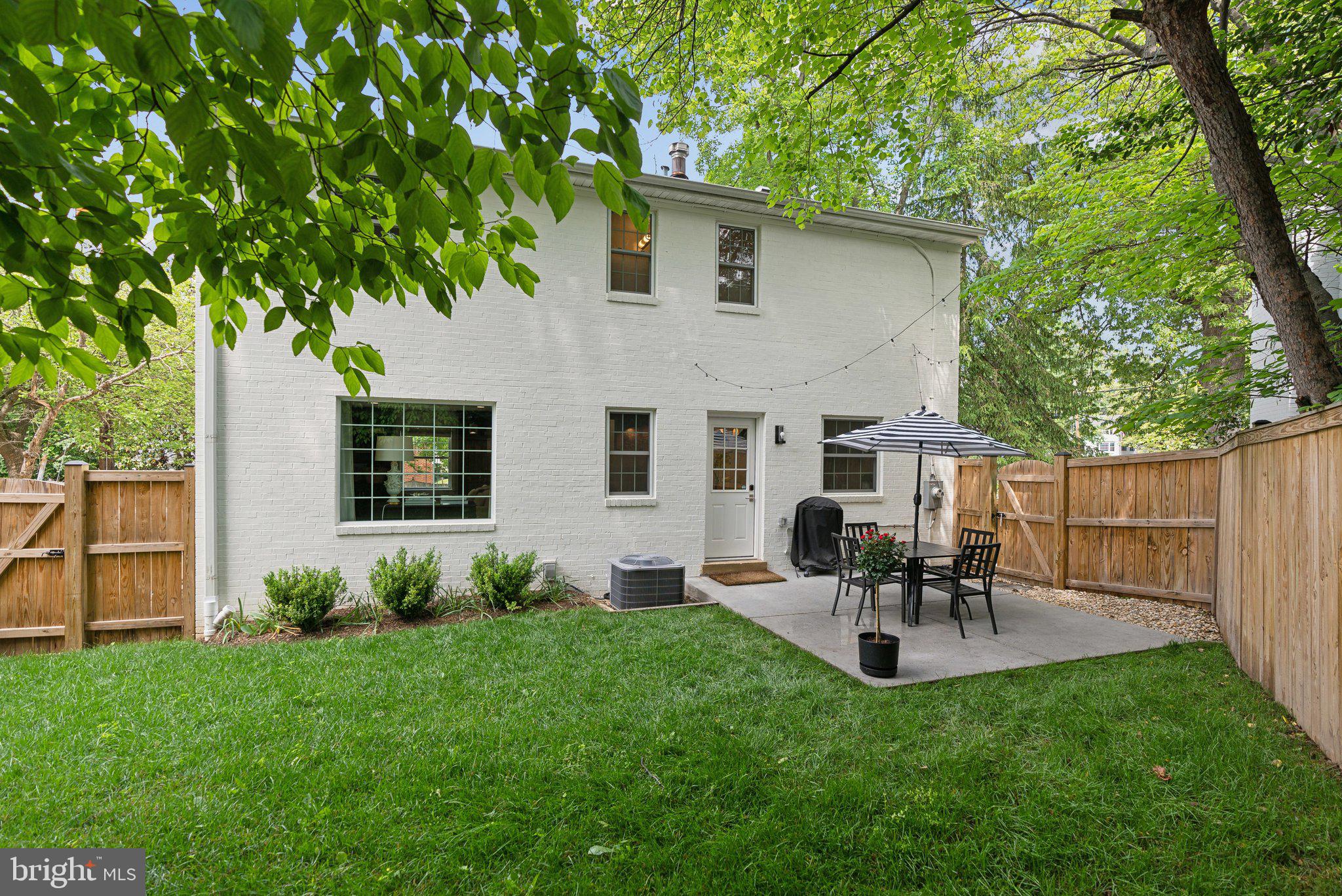 COUNTRY CLUB MANOR - Residential