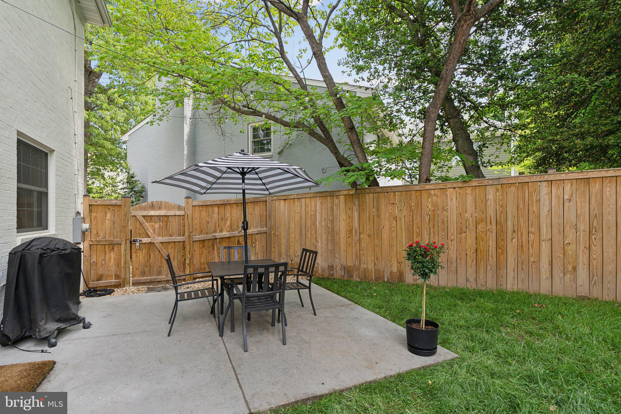 COUNTRY CLUB MANOR - Residential