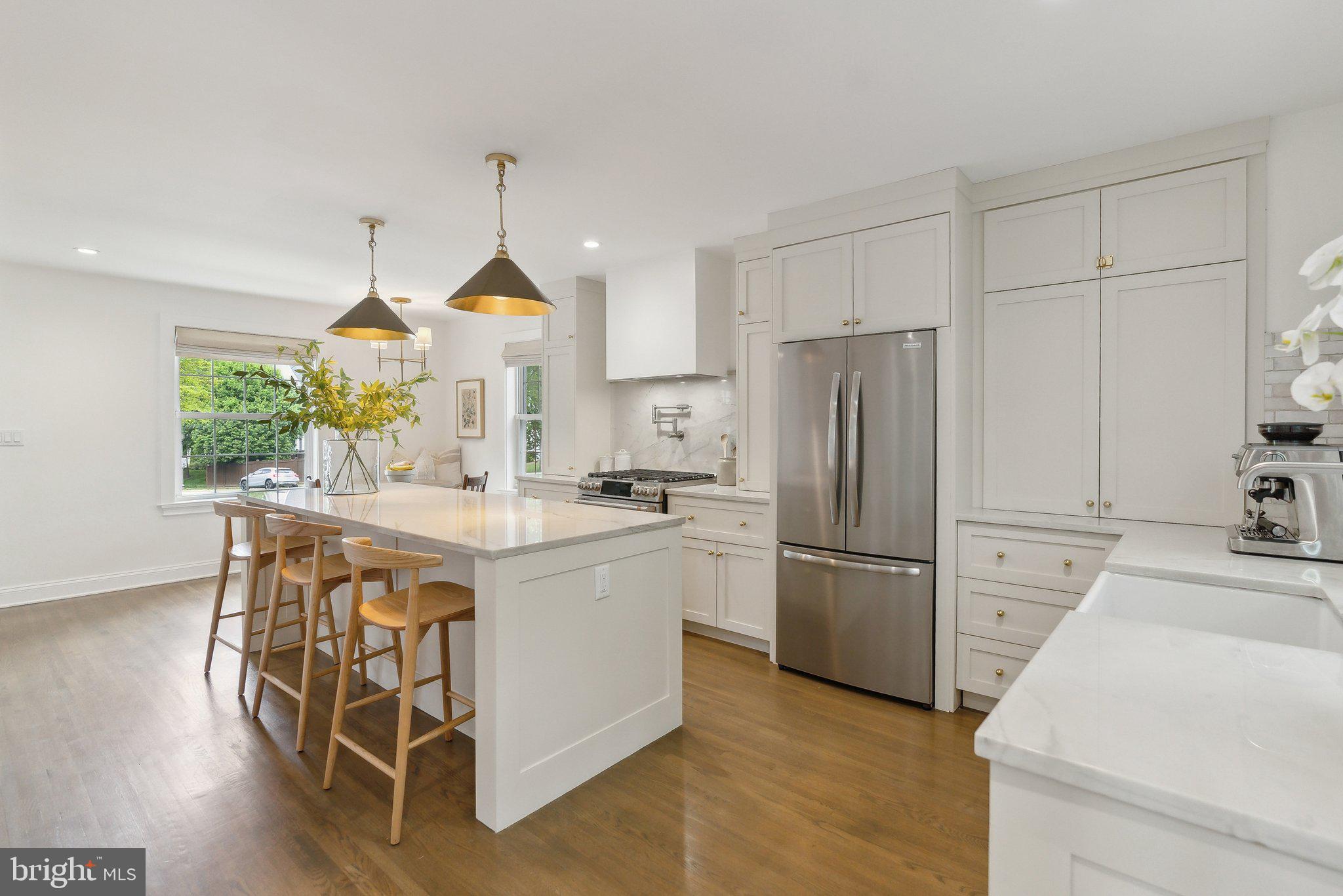 COUNTRY CLUB MANOR - Residential