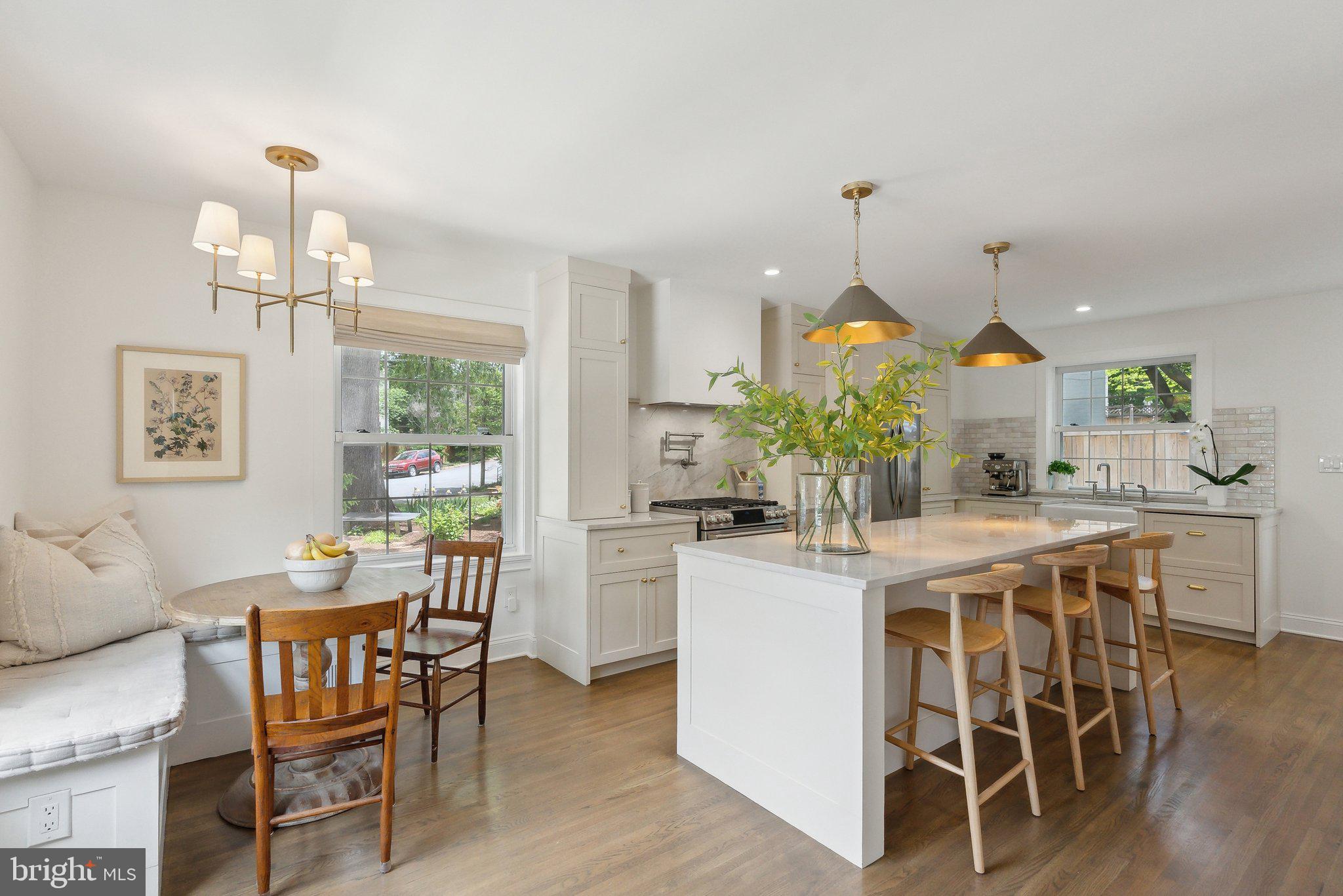 COUNTRY CLUB MANOR - Residential